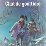 Ce livre Chat de gouttière raconte l'histoire d'un Orphelin de mère, Nicolas qui vit seul avec son père, Robert Dussault, qui parfois rentre tard, ivre. Mais Nicholas n’est pas tout à fait un ange, lui non plus… Il finit par être confié à sa tante Rita, qui veut lui imposer un mode de vie plutôt insupportable. Seule lueur dans la triste existence de Nicholas : Aurèlie, une fille de son école. Jusqu’où ces deux jeunes devront-ils aller pour trouver l’espoir d’une vie meilleure ?