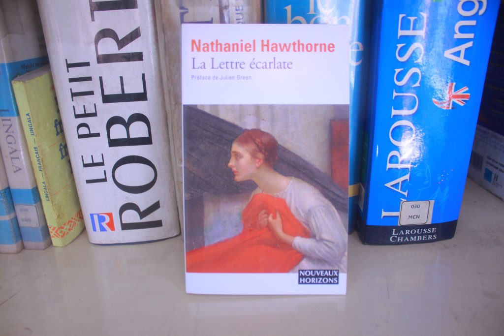 Découvrez ce roman : La Lettre Ecarlate de Nathaniel Hawthorne. Une préface de Julien Green. Histoire de Hester dont son mari est porté disparu. Elle est mise au pilori pour avoir commis l’adultère. Condamnée par la colonie puritaine à porter sur la poitrine une écarlate jusqu’à la fin de ses jours, elle part vivre au périphérique de la ville seule avec sa fille, refusant de livrer le nom de son amant. Faites vos achats en ligne sur www.librairiespaulines.com soit Par un contact direct sur WhatsApp : +243 858 705 289. Le paiement se fait via le Site E-commerce ou de façon directe sur : M-Pesa : +243 810945029 Airtel-Money : +243 998821570 Contactez-nous sur : WhatsApp : +243858705289 Et sur d'autres comptes : Facebook : Librairies Paulines Rdc Twitter : Librairies Paulines Rdc Instagram : Librairies Paulines Rdc YouTube : Librairies paulines Rdc Site : www.librairiespaulines.com Equipe administrative Librairies Paulines RDC en ligne