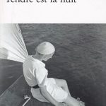 Tendre est la nuit est l'histoire, largement autobiographique, de la décomposition d'un être fait pour être aimé, trop romantique pour pouvoir résister à son époque, trop tendre, malgré son apparente désinvolture, pour savoir sagement vieillir. C'est plus particulièrement l'histoire de l'amour de Dick et de Nicole, dont nous faisons connaissance à travers les yeux émerveillés d'une jeune actrice qui ne résiste pas au charme de Dick. Ce couple très uni cache un secret. Nicole a été soignée par Dick, médecin psychiatre. L'amour qu'elle a porté à Dick a fait de leur union une nécessité. Un jour viendra pourtant où ils devront se séparer… Mais le lecteur aura vécu avec eux les plus belles années d'une vie de loisir rendue magique par la richesse, les voyages. C'est un extraordinaire témoignage sur la vie d'entre les deux guerres qui nous est offert, un témoignage qui ne va pas sans une douloureuse nostalgie, un livre ensorcelé. Ce roman domine, avec Gatsby le Magnifique, l'œuvre de Francis Scott Fitzgerald, l'émouvant représentant de la fameuse « génération perdue ».