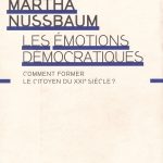 Une crise silencieuse frappe aujourd’hui les démocraties du monde. L’éducation se plie aux exigences du marché de l’emploi, de la rentabilité et de la performance, délaissant la littérature, l’histoire, la philosophie, les arts et les humanités. Dans Les Émotions démocratiques. Comment former le citoyen du XXIe siècle ? Martha Nussbaum, philosophe et professeure de droit et d’éthique à l’université de Chicago, Traite un problème central de la philosophie morale et politique contemporaine quelle éducation morale faut-il mettre en place pour former les citoyens dans les sociétés démocratiques ? L’ouvrage se présente, selon les termes de l’auteure, comme un « manifeste » qui s’appuie cependant sur certaines de ses recherches antérieures en faveur de l’enseignement des Humanités. L’auteure part du diagnostic de l’opposition irréductible entre une éducation tournée vers la compétition et le profit, d’une part, et d’autre part une éducation tournée vers la coopération et la démocratie (chap. 1), dont l’ouvrage propose de présenter les principes. Ces derniers s’appuient directement sur sa réactualisation de la théorie aristotélicienne des vertus et sa théorie des capabilités. On y trouve, sans surprise, la formation de l’esprit critique et d’une culture démocratique ; mais Nussbaum y ajoute d’autres capacités selon elle indispensables aux premières et trop souvent négligées – qu’elle place au cœur de sa réflexion, notamment : « la capacité de se préoccuper de la vie des autres, de comprendre ce que différents types de mesures politiques signifient pour les possibilités de vie et les expérience de tous ses concitoyens », « la capacité d’imaginer une variété de problèmes qui affectent l’histoire d’une vie humaine dans son développement » ; « la capacité de voir ensuite son propre pays comme une fraction d’un ordre mondial complexe » (p. 38). C’est précisément en raison de l’importance de ces capacités dans l’éducation morale et citoyenne au sein des sociétés démocratiques que l’auteure met l’accent, particulièrement dans le troisième chapitre qui est le cœur de l’ouvrage, sur la question des émotions morales