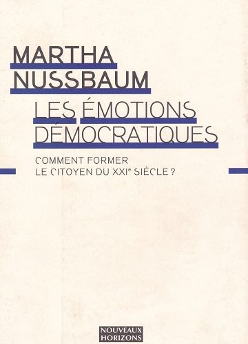 Une crise silencieuse frappe aujourd’hui les démocraties du monde. L’éducation se plie aux exigences du marché de l’emploi, de la rentabilité et de la performance, délaissant la littérature, l’histoire, la philosophie, les arts et les humanités. Dans Les Émotions démocratiques. Comment former le citoyen du XXIe siècle ? Martha Nussbaum, philosophe et professeure de droit et d’éthique à l’université de Chicago, Traite un problème central de la philosophie morale et politique contemporaine quelle éducation morale faut-il mettre en place pour former les citoyens dans les sociétés démocratiques ? L’ouvrage se présente, selon les termes de l’auteure, comme un « manifeste » qui s’appuie cependant sur certaines de ses recherches antérieures en faveur de l’enseignement des Humanités. L’auteure part du diagnostic de l’opposition irréductible entre une éducation tournée vers la compétition et le profit, d’une part, et d’autre part une éducation tournée vers la coopération et la démocratie (chap. 1), dont l’ouvrage propose de présenter les principes. Ces derniers s’appuient directement sur sa réactualisation de la théorie aristotélicienne des vertus et sa théorie des capabilités. On y trouve, sans surprise, la formation de l’esprit critique et d’une culture démocratique ; mais Nussbaum y ajoute d’autres capacités selon elle indispensables aux premières et trop souvent négligées – qu’elle place au cœur de sa réflexion, notamment : « la capacité de se préoccuper de la vie des autres, de comprendre ce que différents types de mesures politiques signifient pour les possibilités de vie et les expérience de tous ses concitoyens », « la capacité d’imaginer une variété de problèmes qui affectent l’histoire d’une vie humaine dans son développement » ; « la capacité de voir ensuite son propre pays comme une fraction d’un ordre mondial complexe » (p. 38). C’est précisément en raison de l’importance de ces capacités dans l’éducation morale et citoyenne au sein des sociétés démocratiques que l’auteure met l’accent, particulièrement dans le troisième chapitre qui est le cœur de l’ouvrage, sur la question des émotions morales